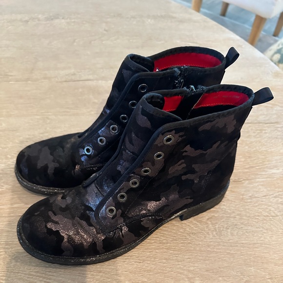 Dolce Vita sparkle camo boots size 5 girls. Skirt & sweater sold separately.EC - Picture 4 of 6